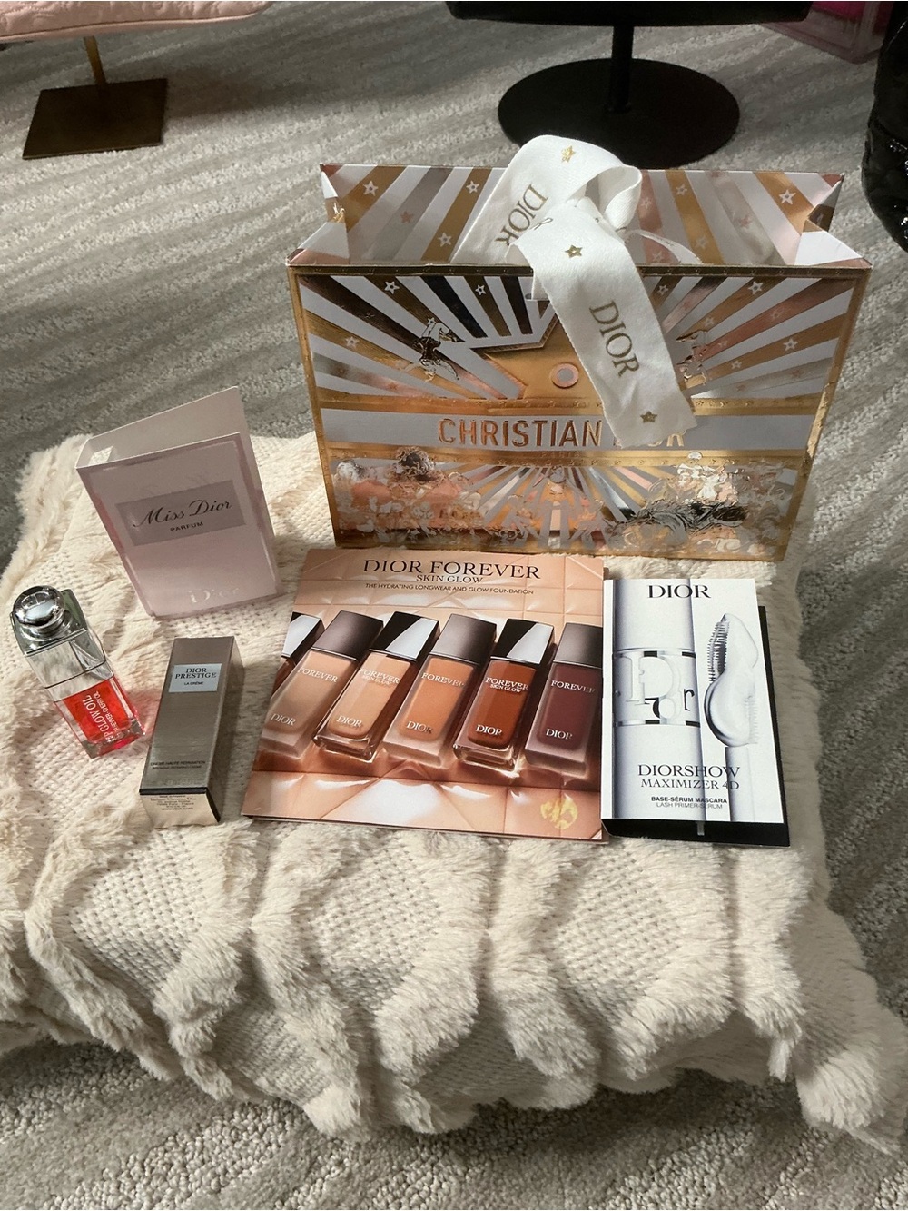 Dior gift package with gold & white festive bag and neutral samples - Picture 2 of 3